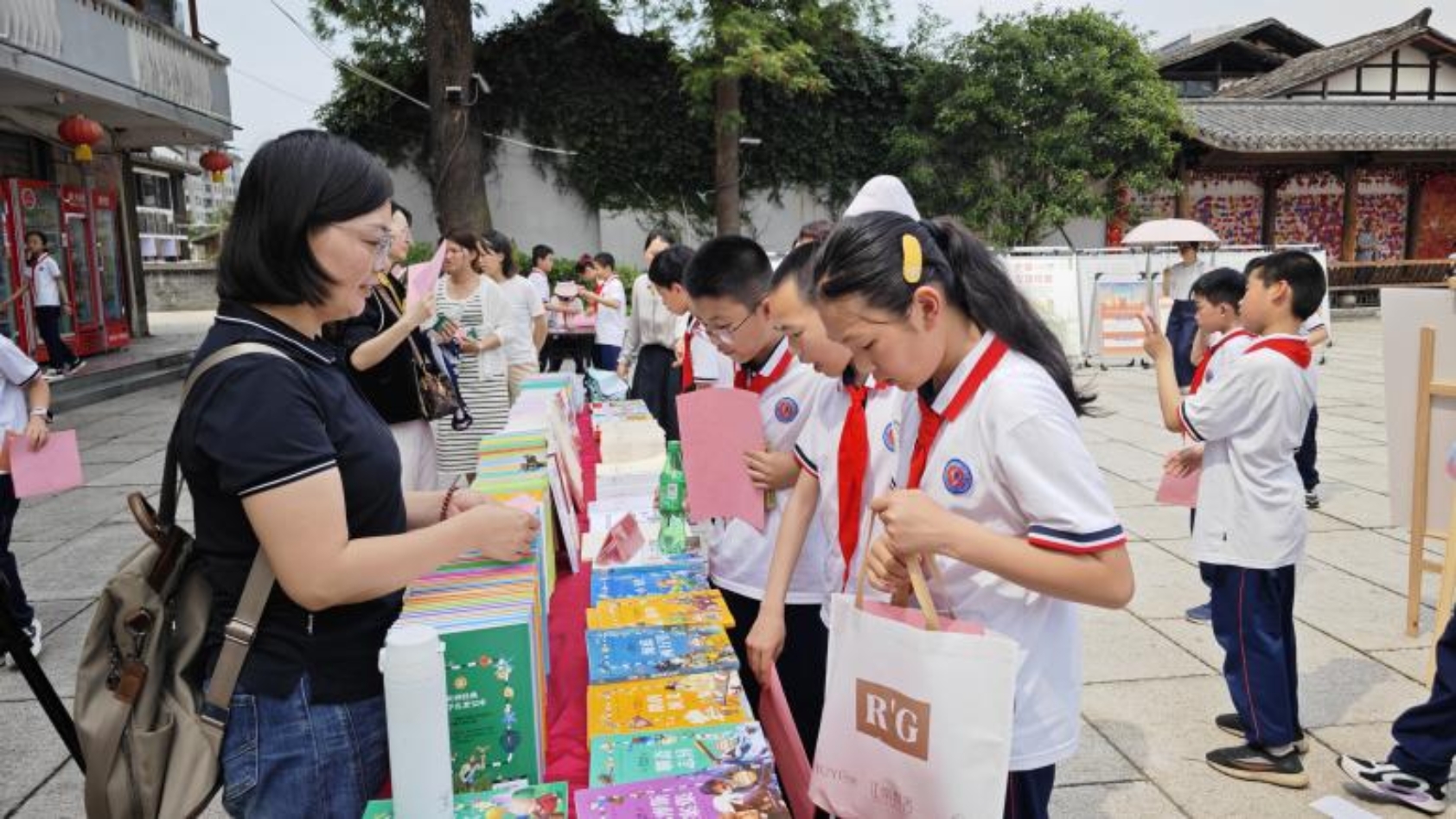 书香献礼读书日，共诵经典启书航3