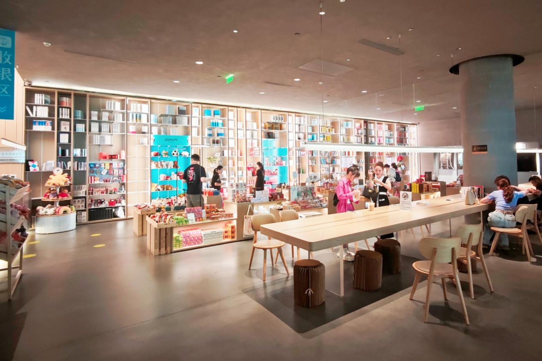 文创产品展示及阅读区