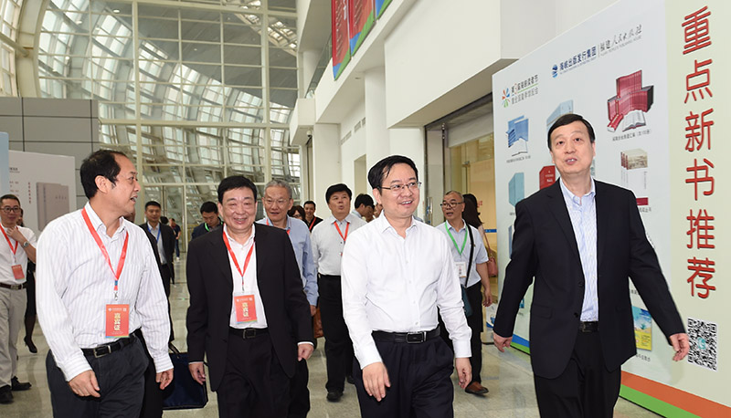 省委常委，宣传部长高翔（左二）参观展馆DSC_6176.jpg