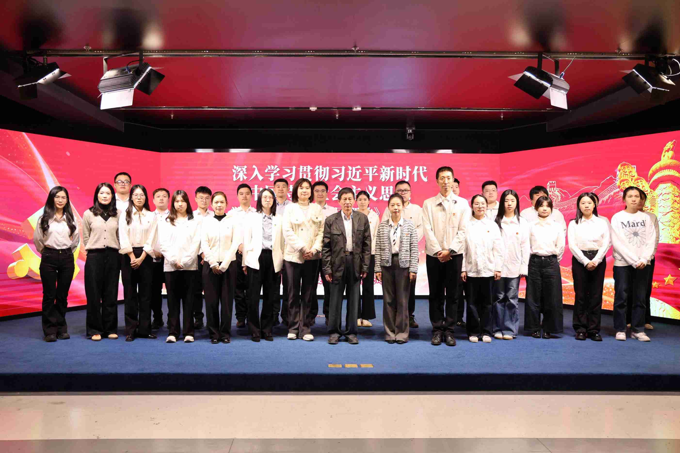 1765242820415065813.jpg 共学《习近平谈治国理政》第五卷︱银企携手推动青年理论学习“活”起来 (1).jpg